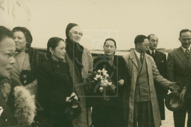 1946年宋庆龄与吴国桢夫妇等人在上海迎接克里普斯夫人留影