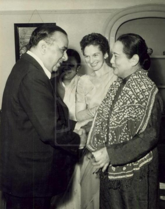 1956年10月27日宋庆龄在上海寓所会见巴基斯坦总理侯赛恩·沙希德·苏拉瓦底的留影