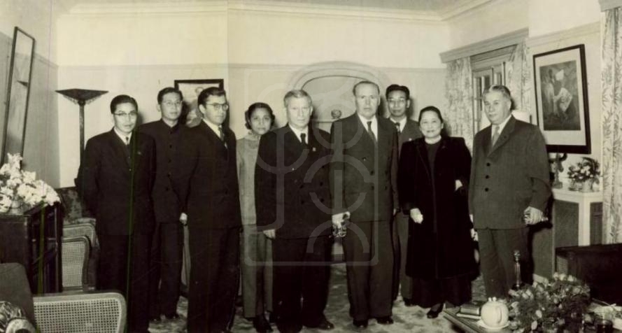 1956年11月13日宋庆龄在上海寓所会见参加纪念孙中山诞辰90周年大会的苏联代表团的留影