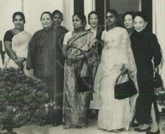 1964年5月7日宋庆龄在上海寓所会见锡兰自由党妇女同盟代表团的留影 