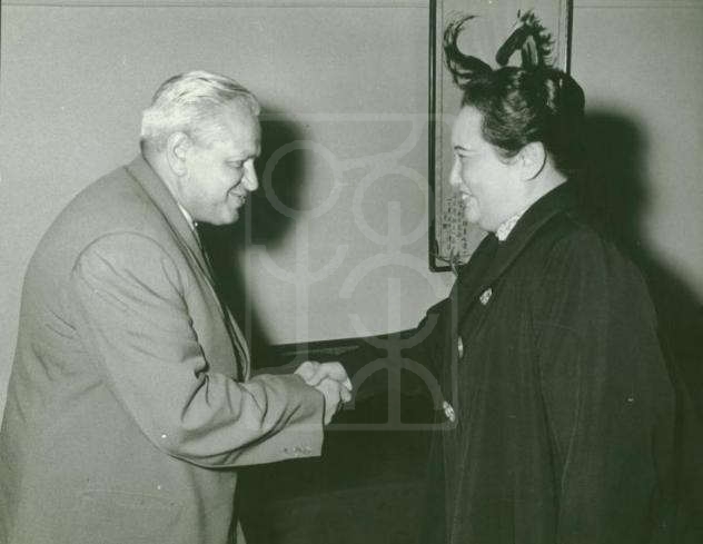 1958年10月10日宋庆龄在上海寓所会见苏中友好协会代表团团长契列德尼钦科的留影