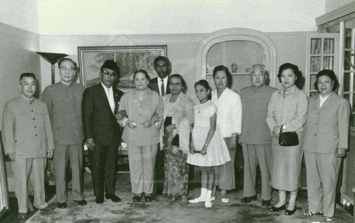1965年6月8日宋庆龄在上海寓所会见印度尼西亚合作国会议长阿鲁季·卡塔威纳塔和夫人的留影