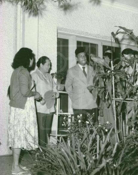 1960年9月27日宋庆龄在上海寓所接见印度尼西亚党总主席阿斯马腊·哈迪一行的留影