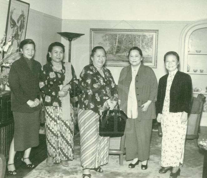 1958年9月20日宋庆龄在上海寓所会见卡多维约诺·苏甘多夫人率领的妇女代表团的留影 