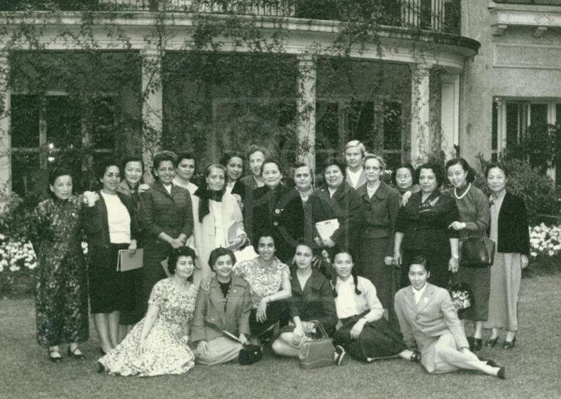 1958年10月16日宋庆龄在上海寓所接见阿拉伯联合共和国等国妇女代表的留影