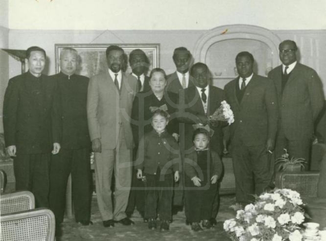 1963年1月21日宋庆龄在上海寓所会见加纳司法部长科菲·阿桑特·奥费里-阿塔一行的留影