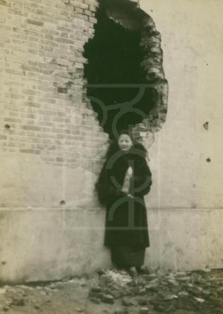 1932年2月6日宋庆龄在真如前线留影