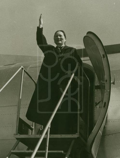 1956年1月2日宋庆龄到达缅甸仰光机场的留影