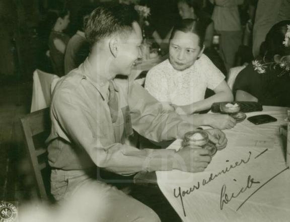1944年宋庆龄在重庆会见史迪威将军的副官杨孟东留影