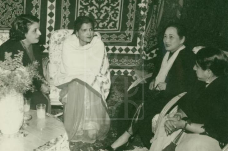 1956年1月25日宋庆龄在巴基斯坦欢迎宴会上与妇女界人士交谈留影