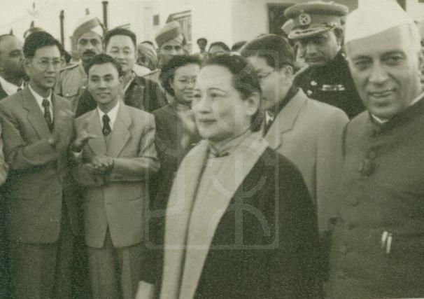 1955年12月16日宋庆龄在印度新德里巴兰机场受到尼赫鲁总理等人的欢迎留影
