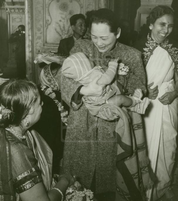 1955年12月20日宋庆龄出席印度26个妇女团体联合举行的欢迎会留影