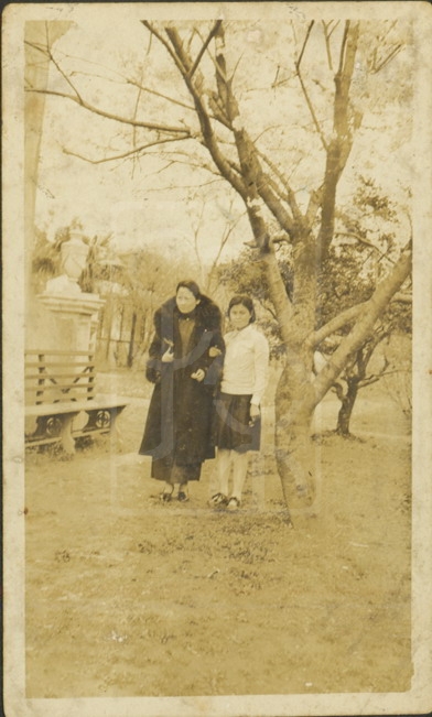 1932年宋庆龄与张琦珍合影 