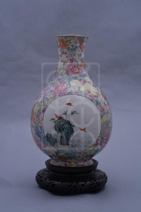 粉彩百花地开光瓶