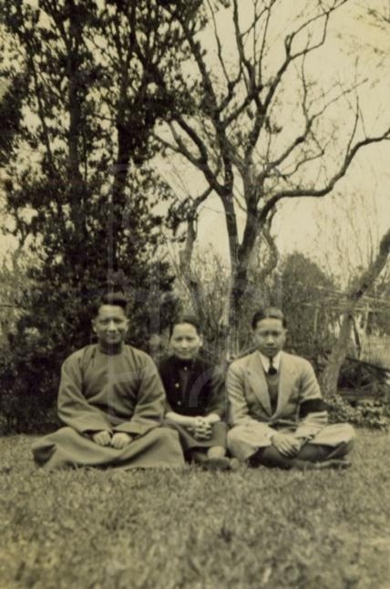 1932年宋庆龄与宋子良、宋子安在上海留影 