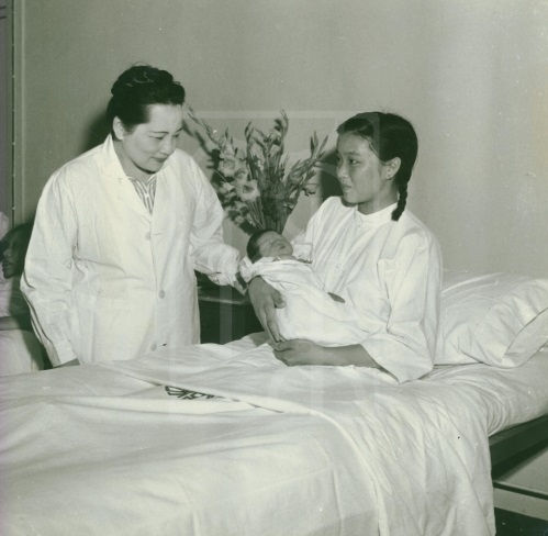1955年6月宋庆龄在国际和平妇幼保健院看望产妇和婴儿留影