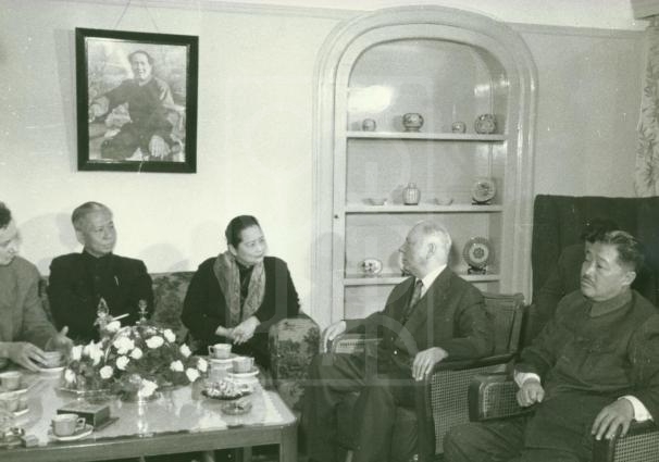 1957年4月24日宋庆龄会见苏联最高苏维埃主席伏罗希洛夫及其随行人员留影