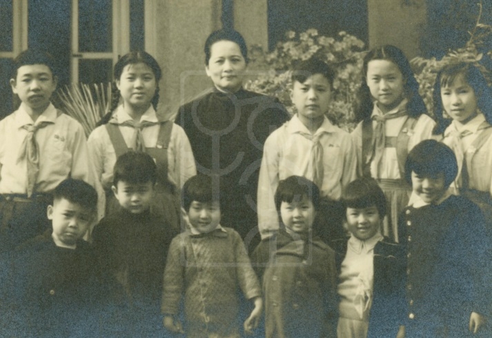 宋庆龄与中国福利会儿童剧团和中国福利会幼儿园的小朋友留影
