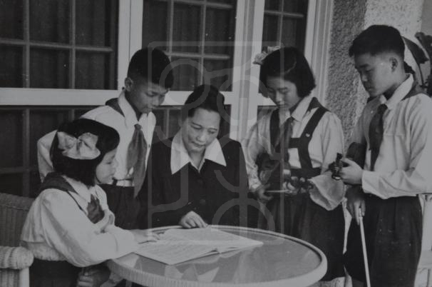 1953年5月宋庆龄与中国福利会儿童剧团的乐队小演员留影