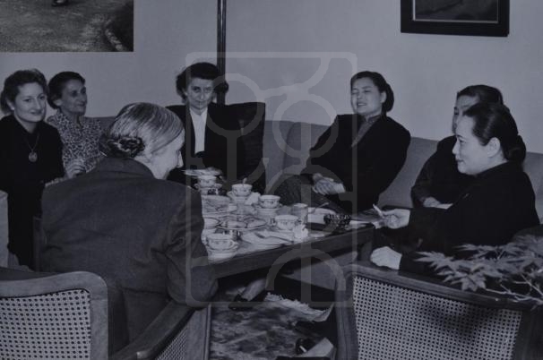 1955年5月5日宋庆龄会见国际民主联合会主席欧仁妮·戈登夫人等人留影