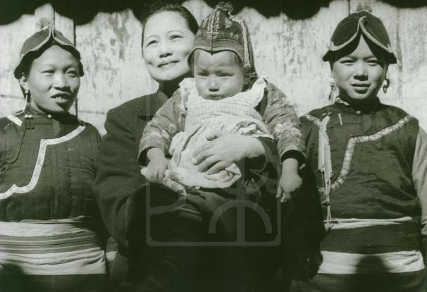 1955年宋庆龄与云南省昆明市阿拉乡妇女儿童在一起的合影