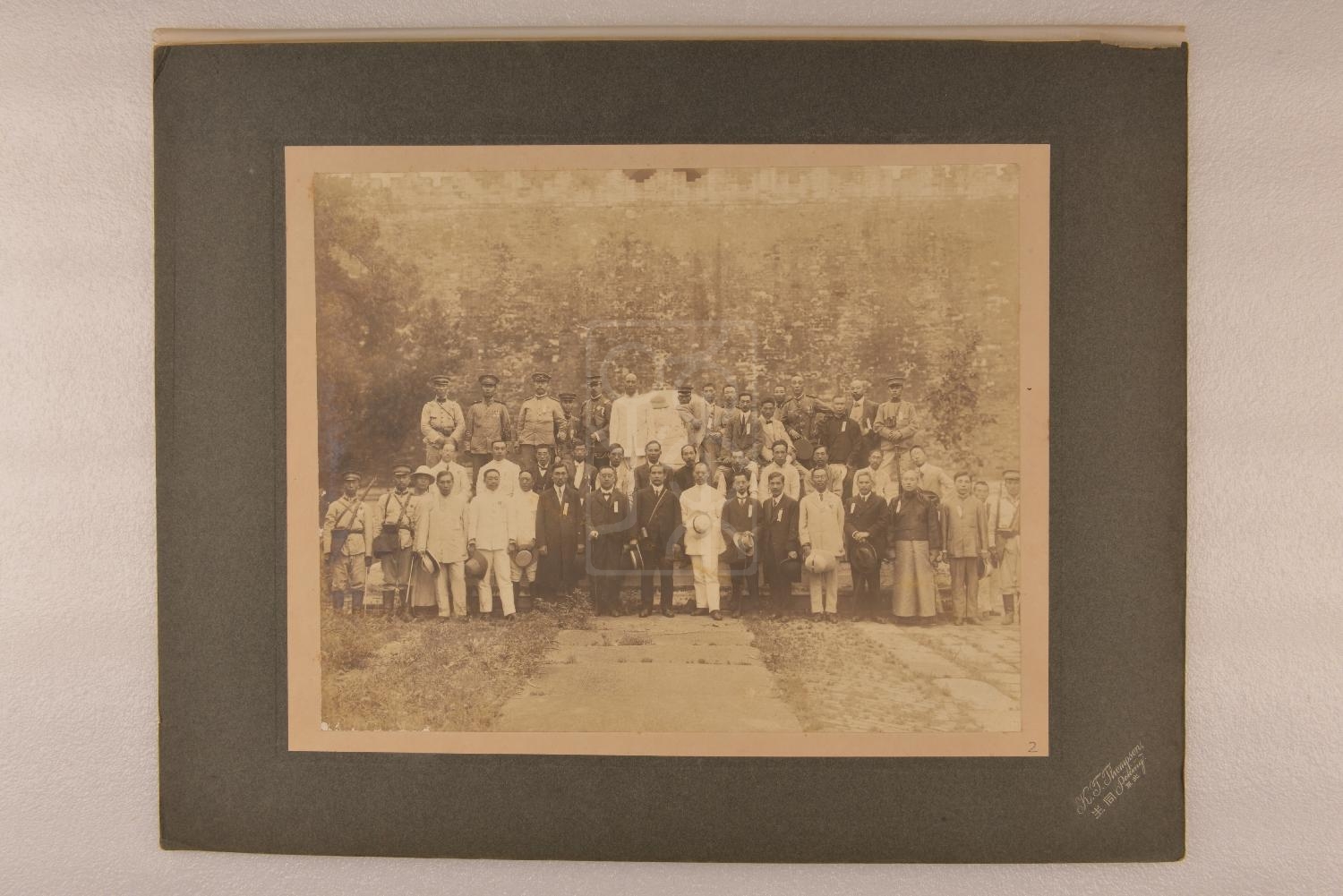 1912年9月6日孙中山在北京长陵城楼前与随员的合影照片