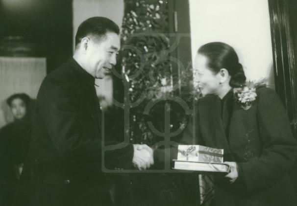 1950年12月周恩来在宋庆龄北京方巾巷寓所做客留影