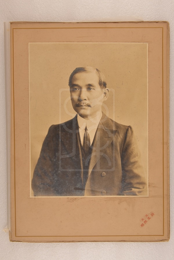 1911年底拍摄的孙中山半身像照片