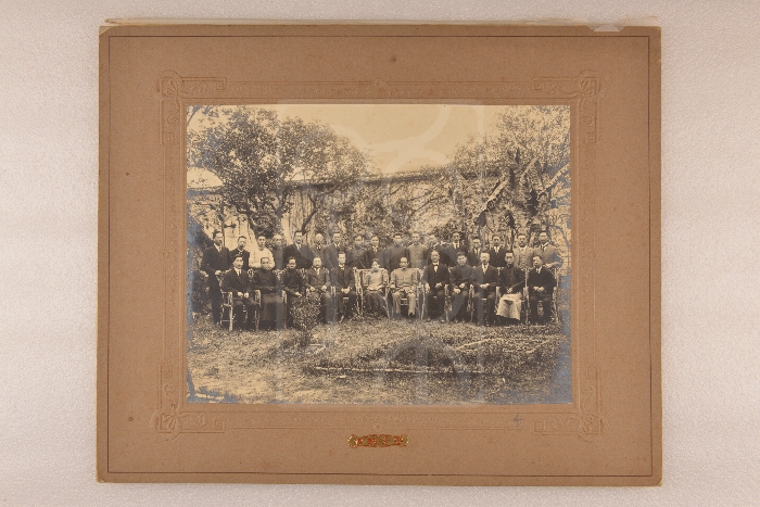 1918年3月孙中山和宋庆龄与大元帅府职员的合影照片