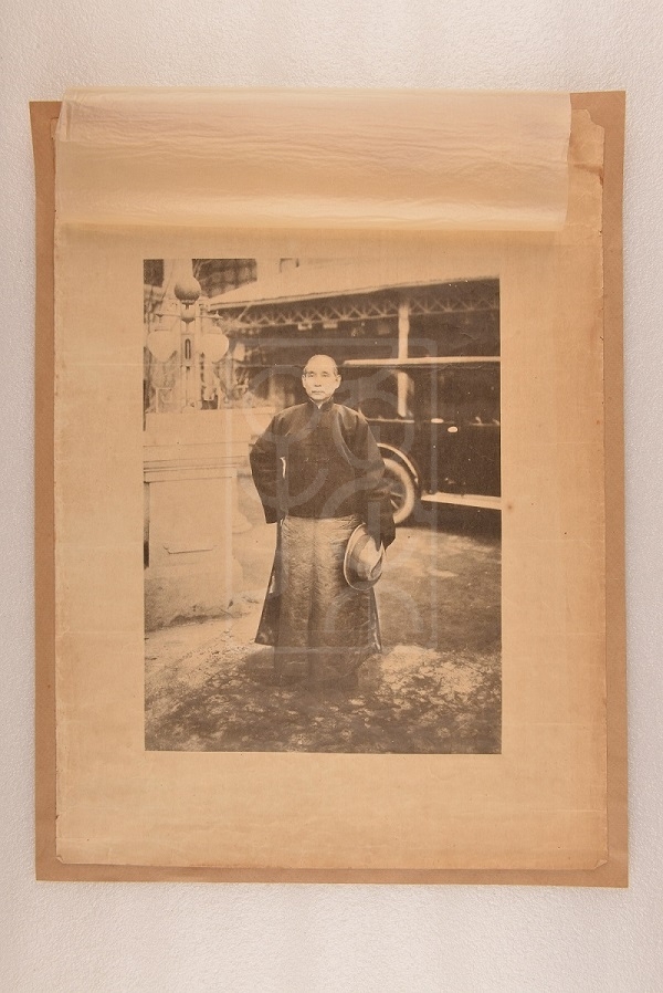 1924年12月孙中山摄于天津张园门口的照片印刷件