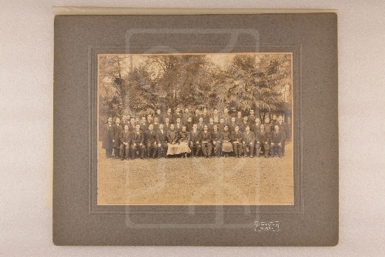 1916年11月24日孙中山在哈同花园与前来吊唁黄兴的友人的合影照片