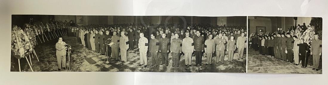 1972年9月5日宋庆龄在何香凝追悼大会上致悼词留影