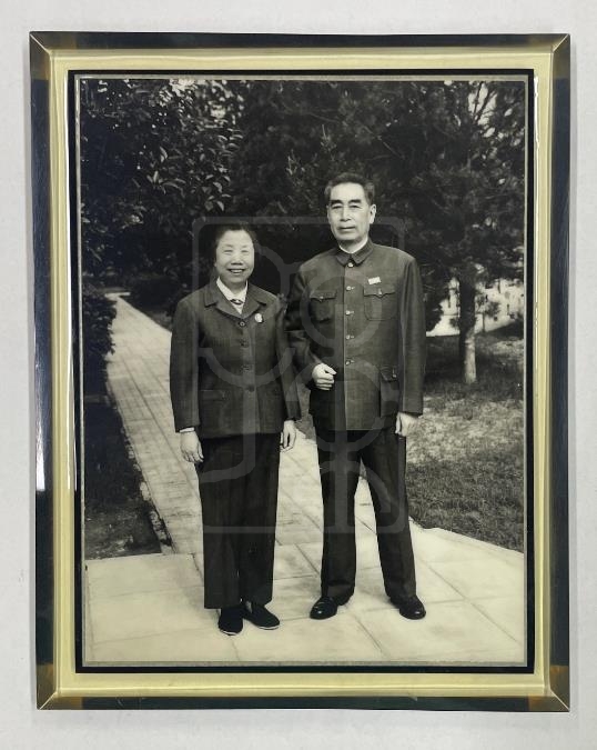 1970年周恩来与邓颖超在中南海西花厅留影