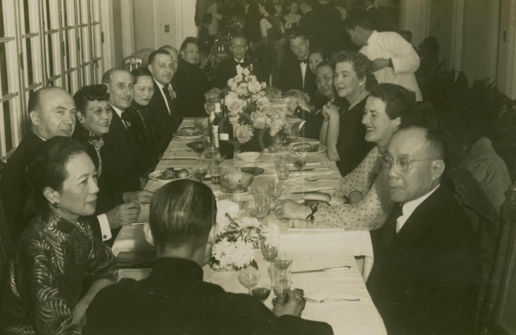 1948年11月20日宋庆龄与孙科夫妇等在中国福利基金会第三届儿童福利舞会宴会上留影