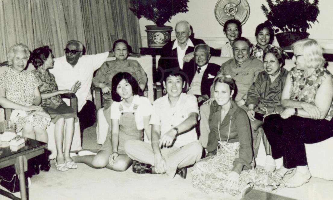 1974年7月11日宋庆龄在北京寓所招待友人留影
