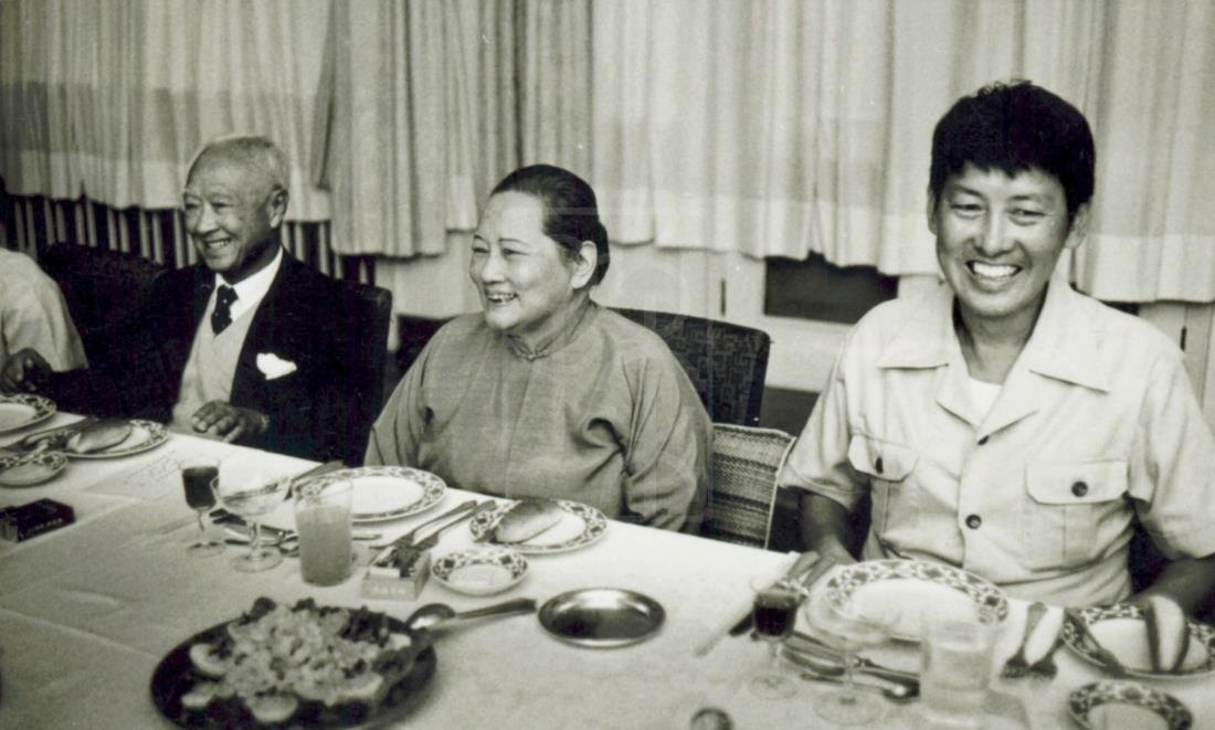 1974年7月11日宋庆龄在北京寓所设宴招待陈乙明、邓广殷留影 
